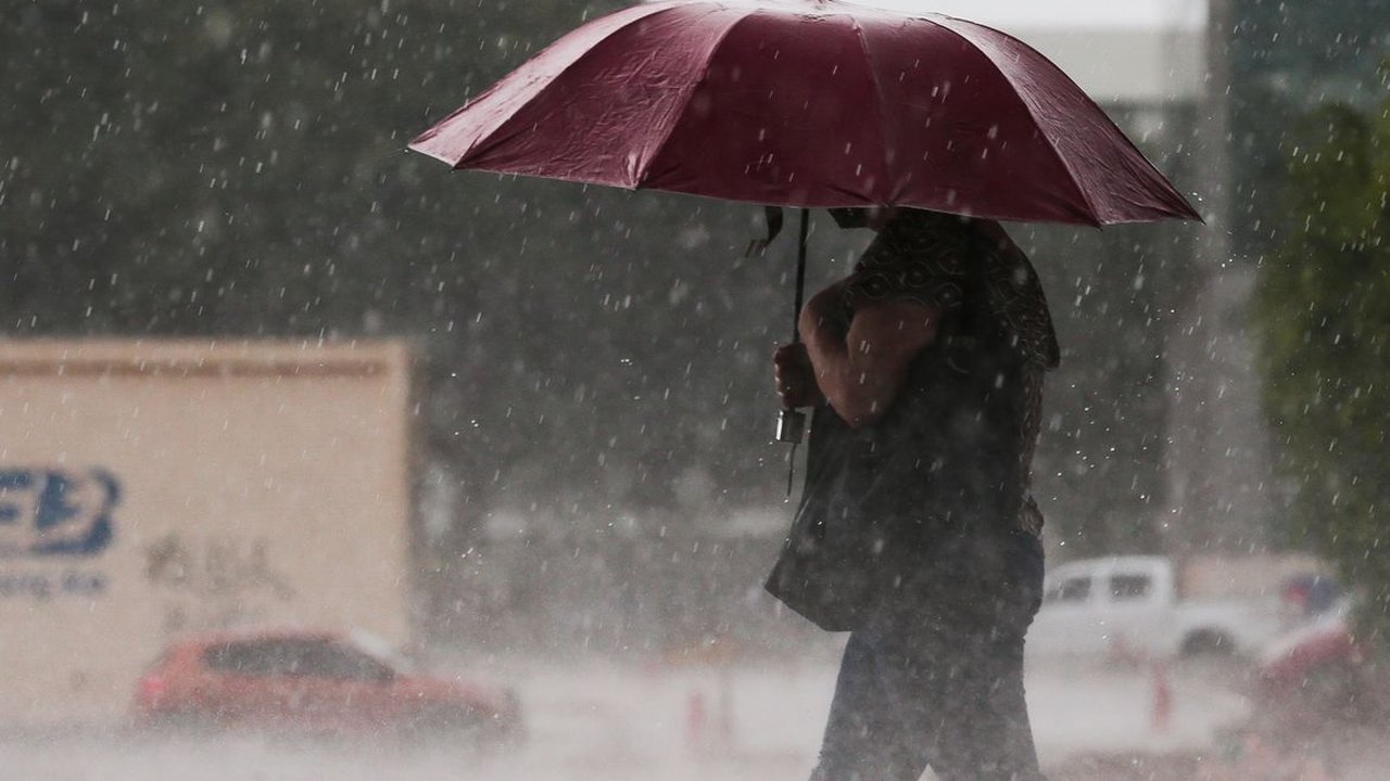 Chuva no Rio faz voos serem cancelados e motiva alerta de ressaca no mar; veja situação