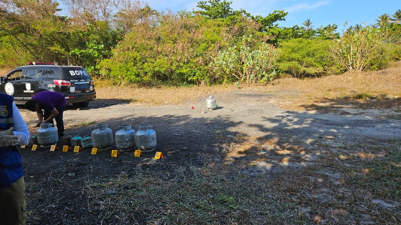 Peritos do Instituto de Criminalística realizam últimas coletas de gases para investigação de explosão em Maceió