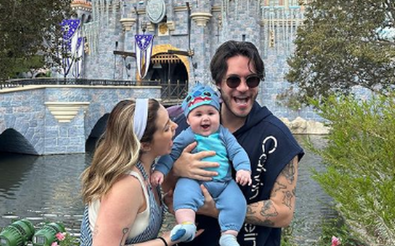 Viih Tube e Eliezer mostram 1ª viagem da filha Lua à Disney