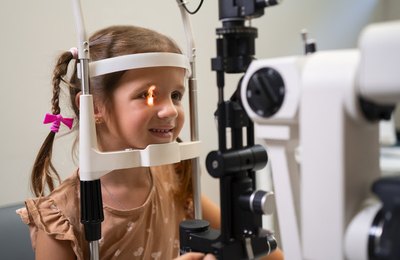 Câncer ocular infantil raro exige atenção redobrada dos pais