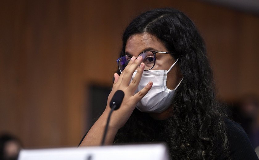 &#8216;Vivemos tristes, com um ou outro momento de alegria&#8217;, diz órfã da covid