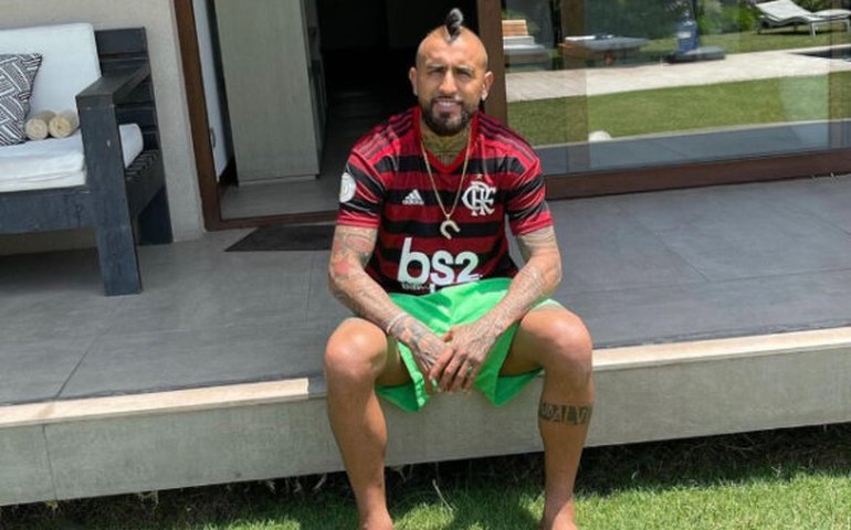 Vidal é recepcionado por flamenguistas em desembarque no Rio: ‘Muito feliz’