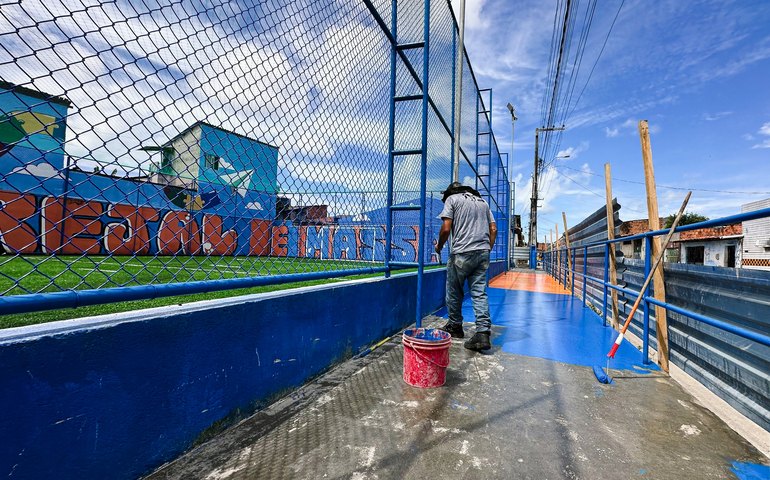 Brota na Grota constrói quadra de futebol society na Vila Brejal