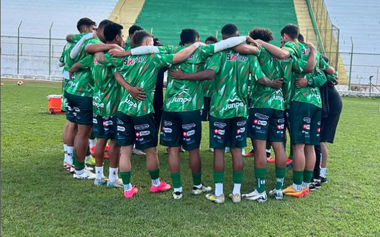 Árbitro paralisa jogo da Copa Paulista por 48 minutos para decidir pênalti e expulsão