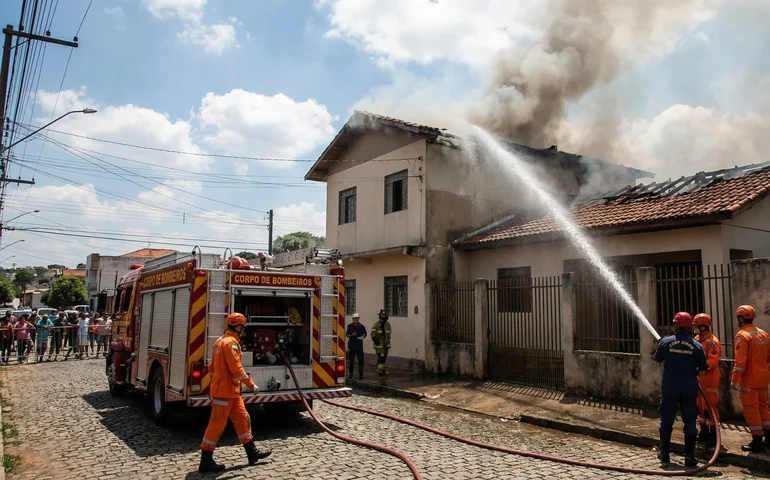 Susto em Coité do Nóia: incêndio destrói teto de residência e morador é suspeito de provocar as chamas
