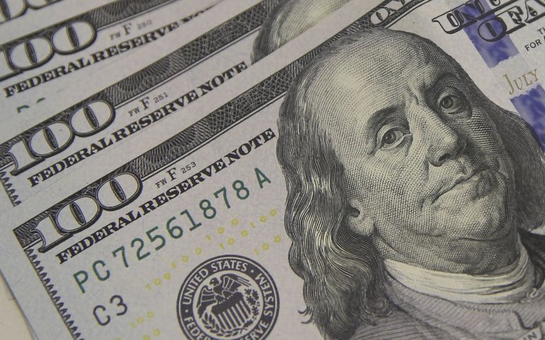 Dólar cai para R$ 5,64 e fecha no menor valor desde outubro