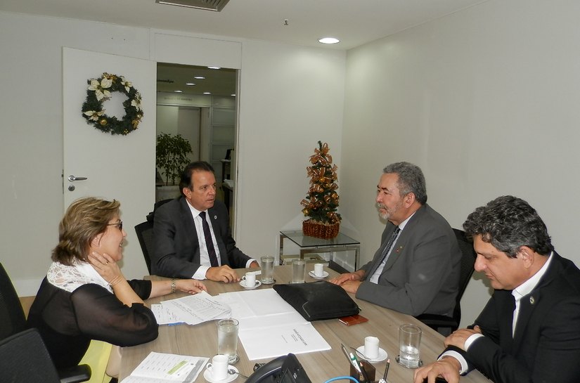 Célia busca recursos em Brasília para a Saúde de Arapiraca