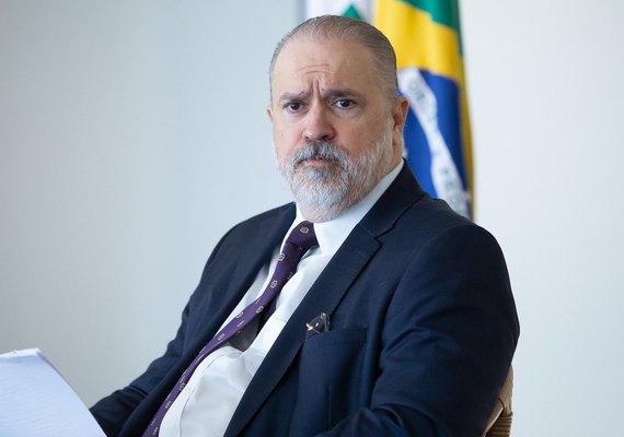 Aras diz ser contra pedido para investigar cheques de Queiroz a Michelle