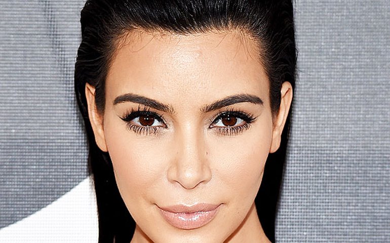 Kim Kardashian explica por que filha segurou placa de &#8216;pare&#8217; durante desfile