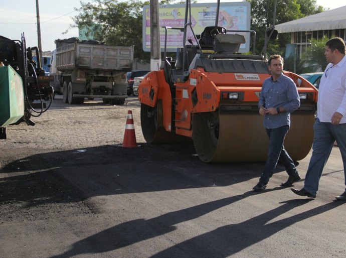 Prefeito Yale Fernandes vistoria obras no bairro Santa Edwiges