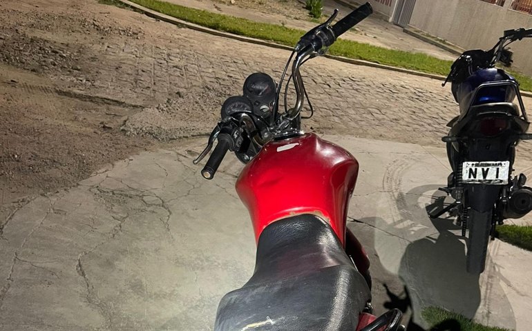 Polícia Militar flagra tráfico de drogas e recupera três veículos