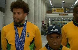 Medalhistas do Mundial de Atletismo Paralímpico desembarcam no Brasil