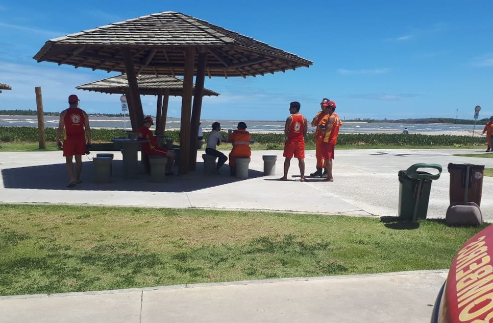 Barco vira na praia Formosa / Foto: Internauta