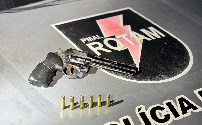 Polícia Militar apreende armas de fogo, drogas e veículo roubado