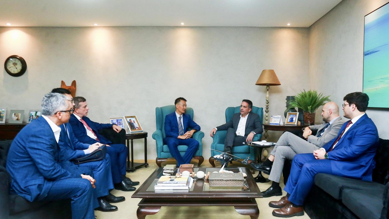 Governador Paulo Dantas recebe ministro conselheiro da China no Palácio República dos Palmares
