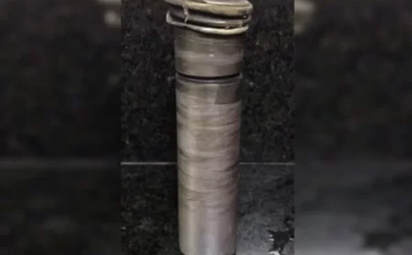 Objeto não identificado cai em carro e assusta morador de Santos