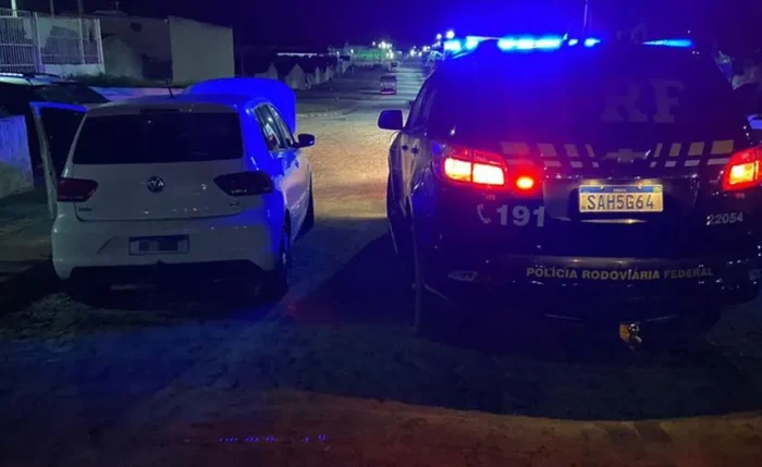 Equipes da PRF realizaram o isolamento da área após colisão entre dois veículos que deixou um motorista morto na BR-101, em Junqueiro