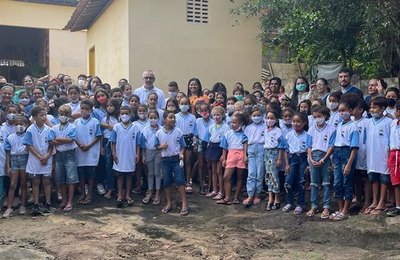 Prefeitura realiza a entrega de fardamentos, kits escolares e mobílias aos estudantes chã-pretenses