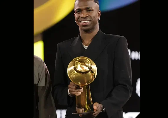 Ele é o momento: Vini Jr é eleito o melhor jogador do mundo pela Globe Soccer Awards