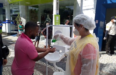 Prefeitura de Delmiro intensifica ações de orientação à população em filas das agências bancárias, no combate ao Covid-19