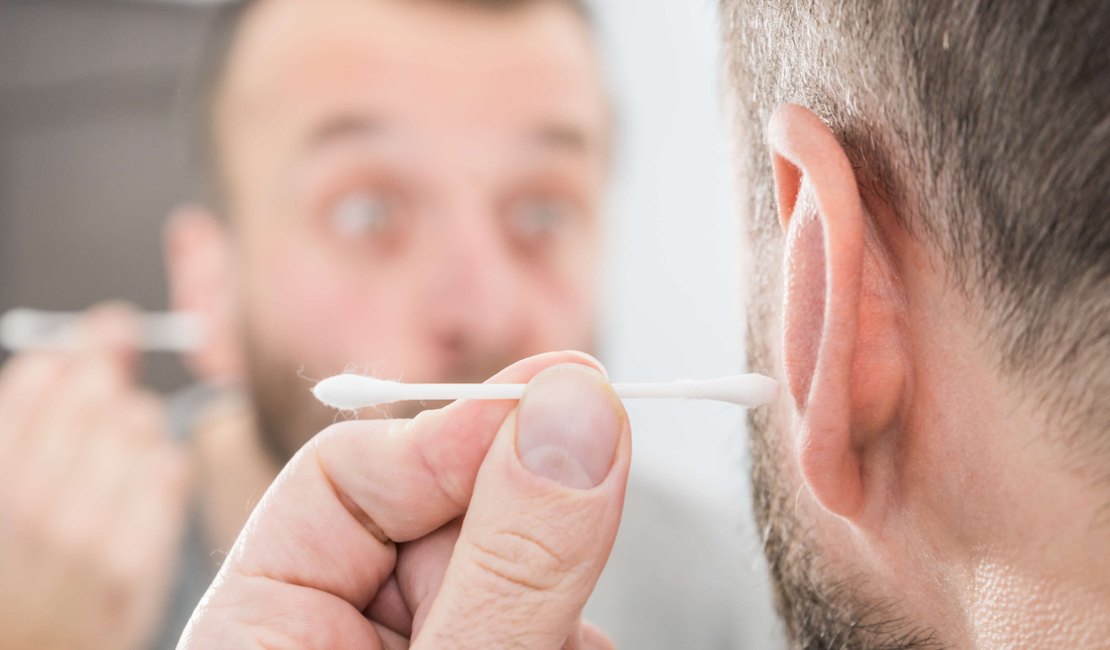 Introduzir materiais para retirar cerume dos ouvidos pode causar problemas