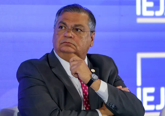 Flávio Dino suspende pagamento de R$ 4,2 bilhões em emendas parlamentares e determina investigação