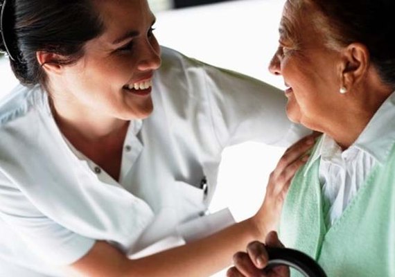 Defensora alagoana ministra palestra sobre conquista dos idosos