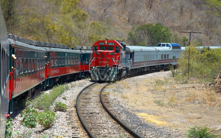 Explosão em trem carregado de combustível assusta comunidade no México