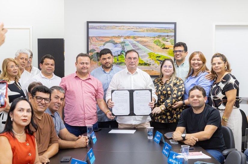 Prefeito Luciano Barbosa autoriza pavimentação de mais dez ruas em Arapiraca e a construção de duas novas creches