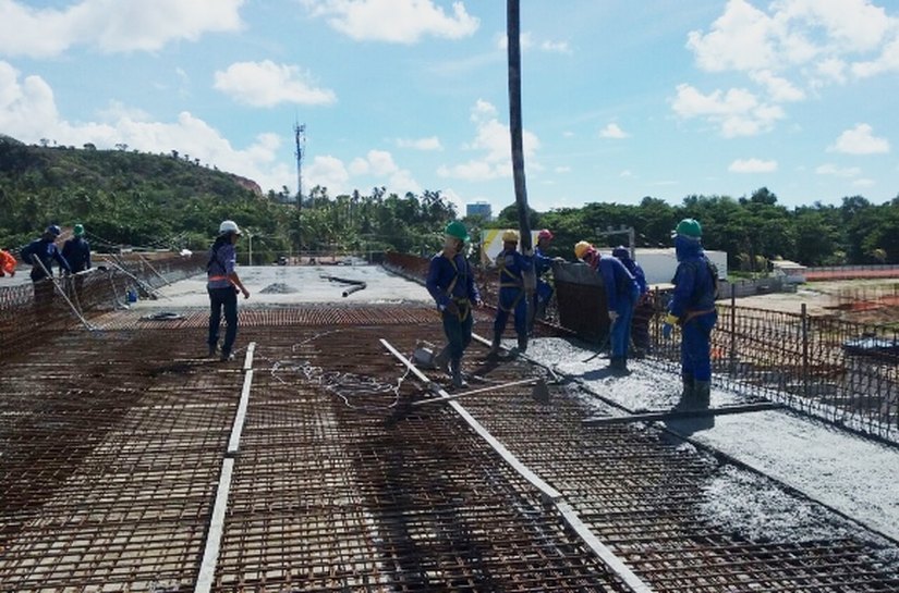 Concretagem da laje superior do viaduto de Jacarecica é concluída