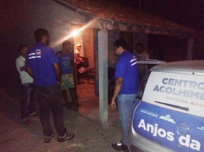 Anjos da Paz acolhem dependente químico em ação noturna no Sertão