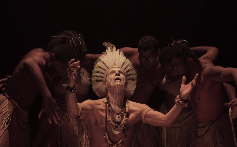 Ney Matogrosso retorna mais roqueiro e com figurino único