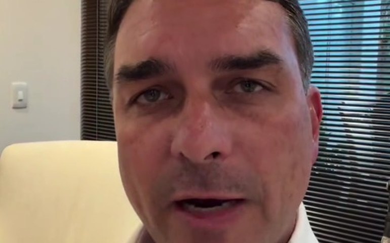 Campanha de Flávio convoca reunião de emergência após reportagem sobre negociação para filme de Bolsonaro