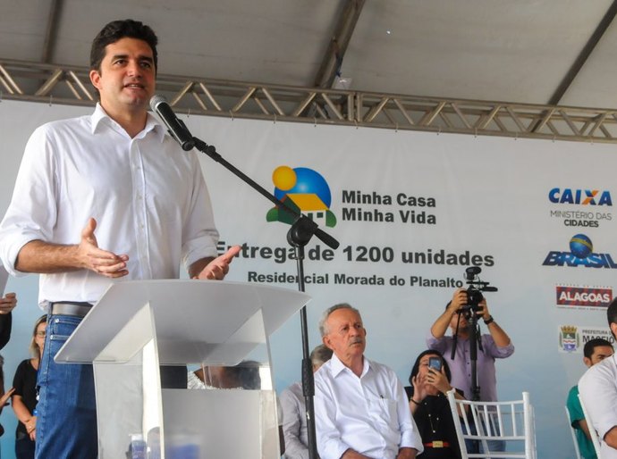 Prefeito Rui Palmeira e Caixa entregam casas do residencial Morada do Planalto