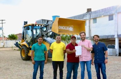 Prefeitura de Capela é contemplada com máquina retroescavadeira