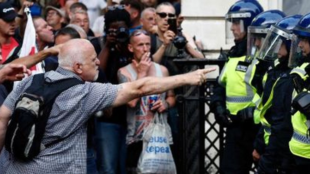 Polícia britânica enfrenta manifestantes de extrema direita em tentativa de invasão a hotel