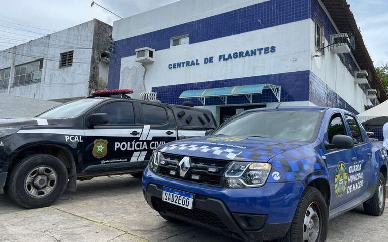 Guarda Municipal prende homem vendendo perfumes falsificados na Praça Deodoro