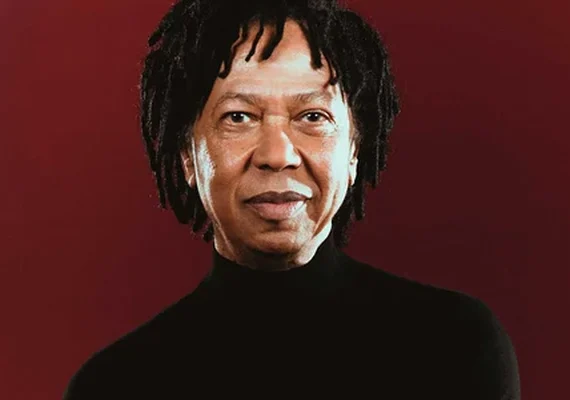 Djavan é indicado ao Grammy Latino 2024 com álbum gravado ao vivo em Maceió