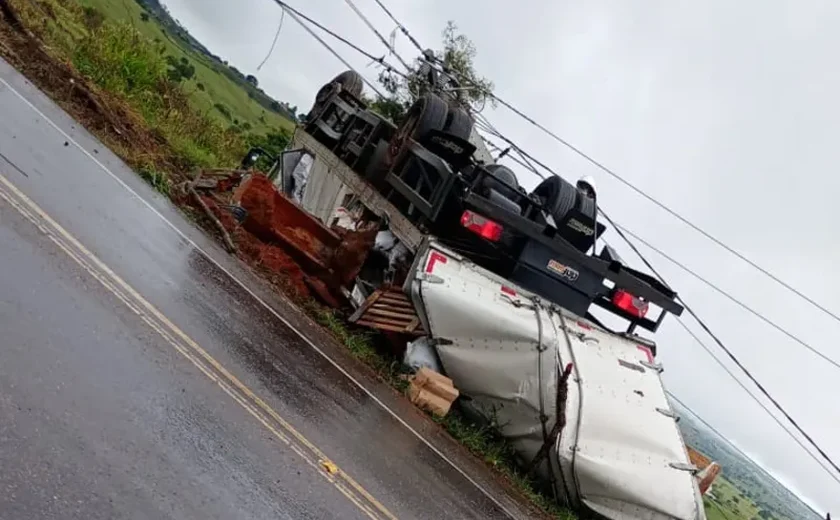Caminhão tomba na AL-110 após colisão com poste em Coité do Noia