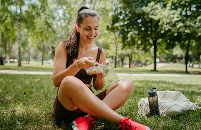 Saúde e autocuidado: melhorar a alimentação foi a meta  n° 1 das mulheres brasileiras em 2025, revela estudo