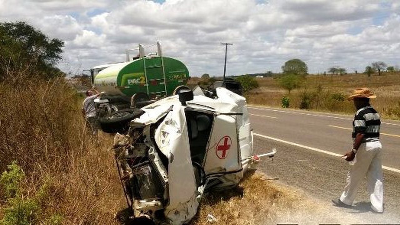 Acidente com ambulância deixa duas pessoas feridas na BR-316