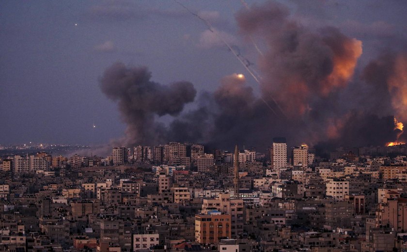 Ataques israelenses matam pelo menos 25 palestinos que buscavam ajuda em Gaza