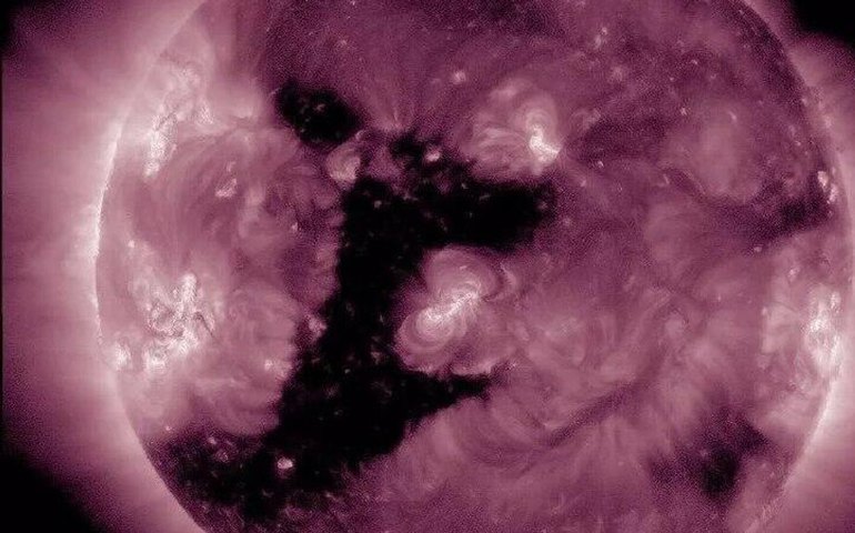 Cientistas detectam buraco coronal de forma incomum no Sol