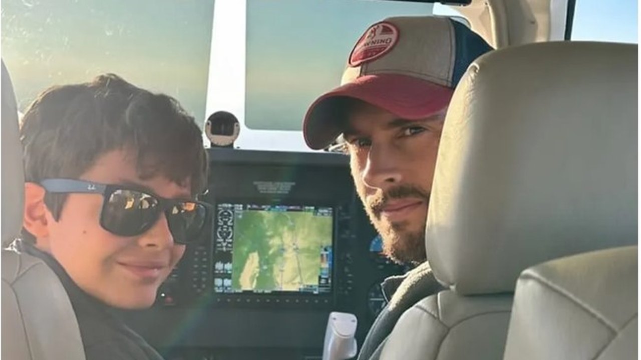 Dias antes de acidente de avião, fazendeiro se filmou deixando filho de 11 anos pilotar enquanto bebia; vídeo