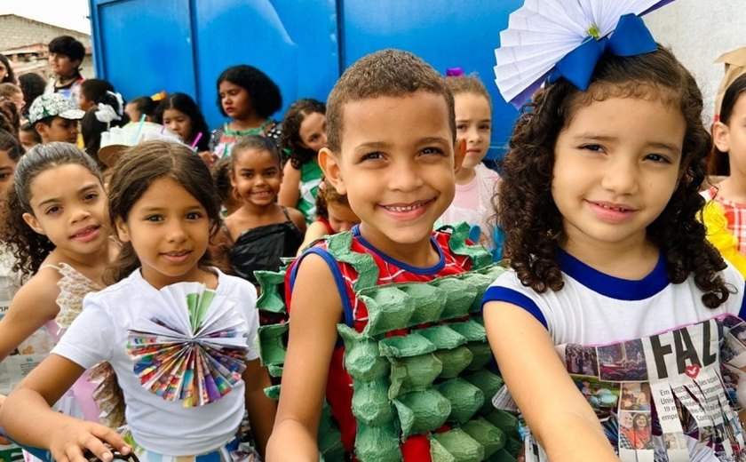 Estudantes de escola municipal realizam desfile de moda sustentável