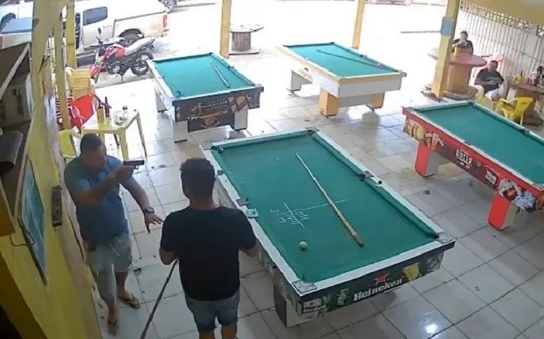 Dupla mata 7 pessoas após perder partidas de sinuca em bar de Sinop (MT)