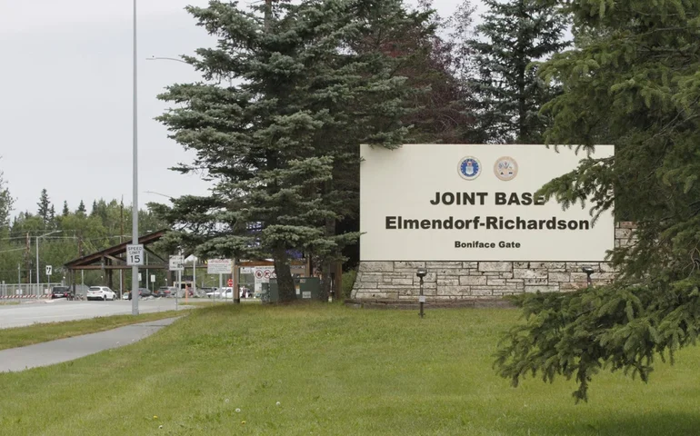 Dois soldados no Alasca ficaram feridos em um encontro com um urso pardo durante um exercício de treinamento