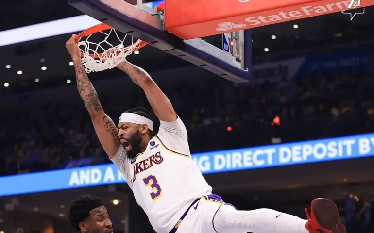 Lakers ofuscam 45 pontos de Ja Morant e abrem 2 a 1 nos playoffs; Heat e Suns ganham