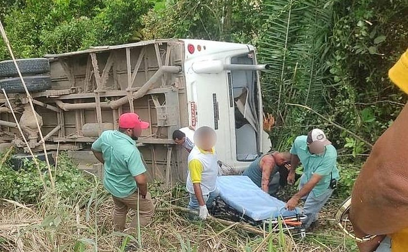 Ônibus capota e deixa vítima presa às ferragens em ﻿São Luís do Quitunde