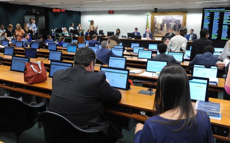 CCJ aprova perda de mandato da deputada Carla Zambelli por ampla maioria